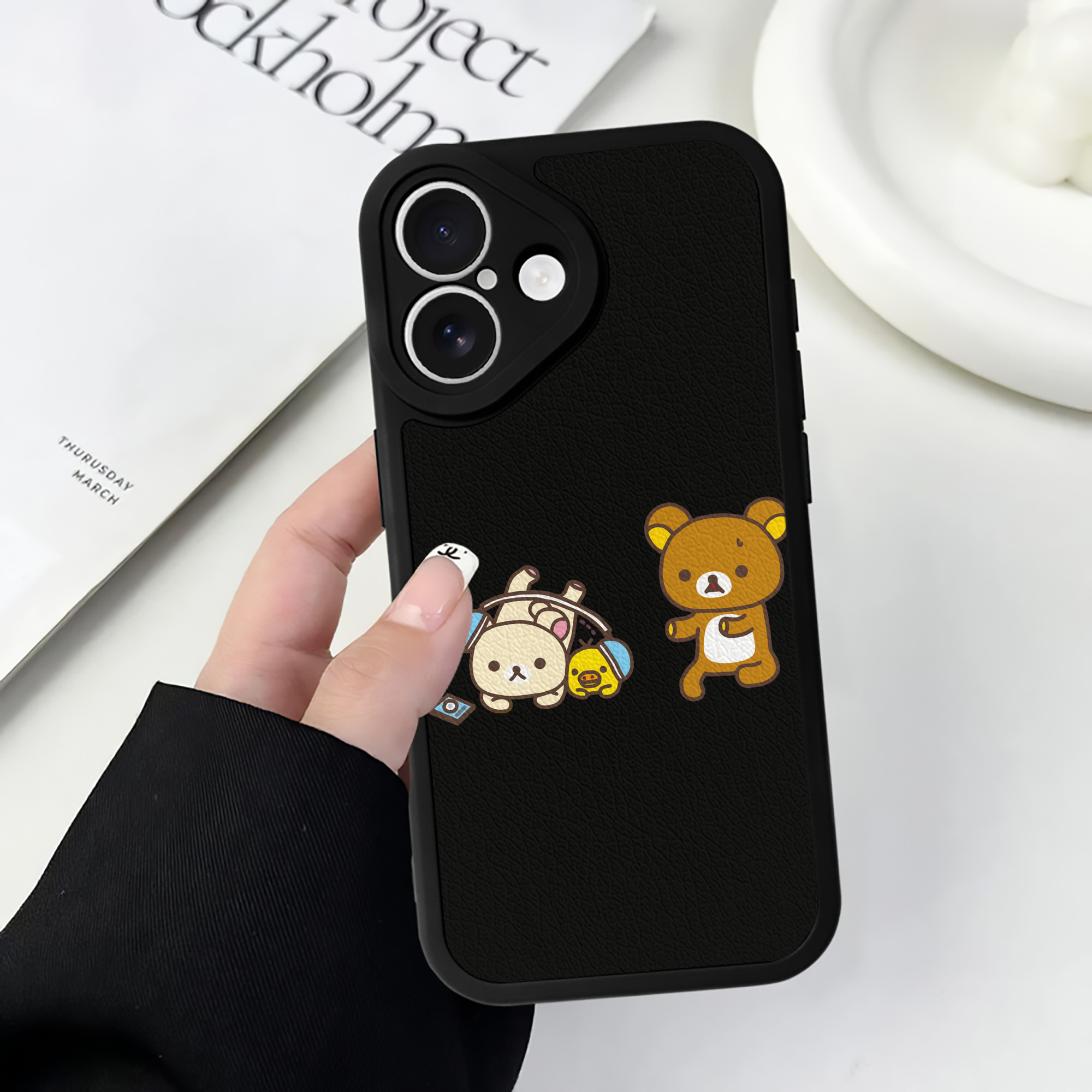 （画像用） リラックマ リラックマ キイロイトリ Rilakkuma Korilakkuma Kiiroitori 【iPhone 16シリーズ対応】シリコンスマホケース（レザー調） 材質：シリコン